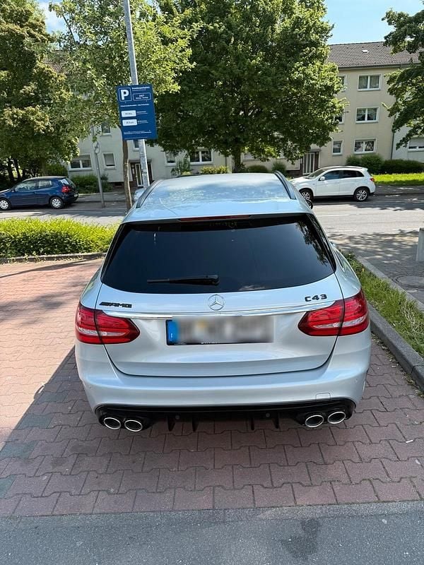 Silber Gebraucht 2017 Mercedes 220 Kombi | 18.500 € - Bild 1/4