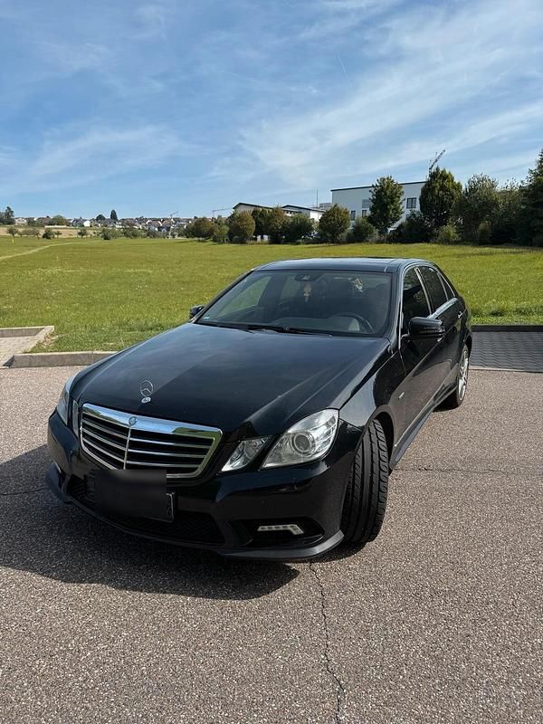Schwarz Gebraucht 2009 Mercedes E350 Avantgarde Limousine | 9.500 € (Fairer Preis) - Bild 1/4