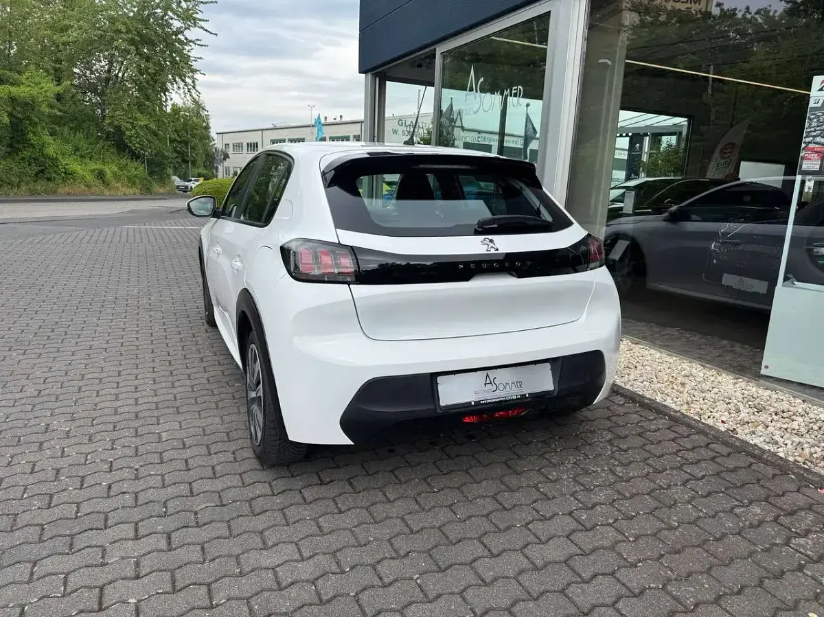 Gebraucht Peugeot e-208 Active 100 kW (136 PS) 2021 Schneeweiss Kleinwagen