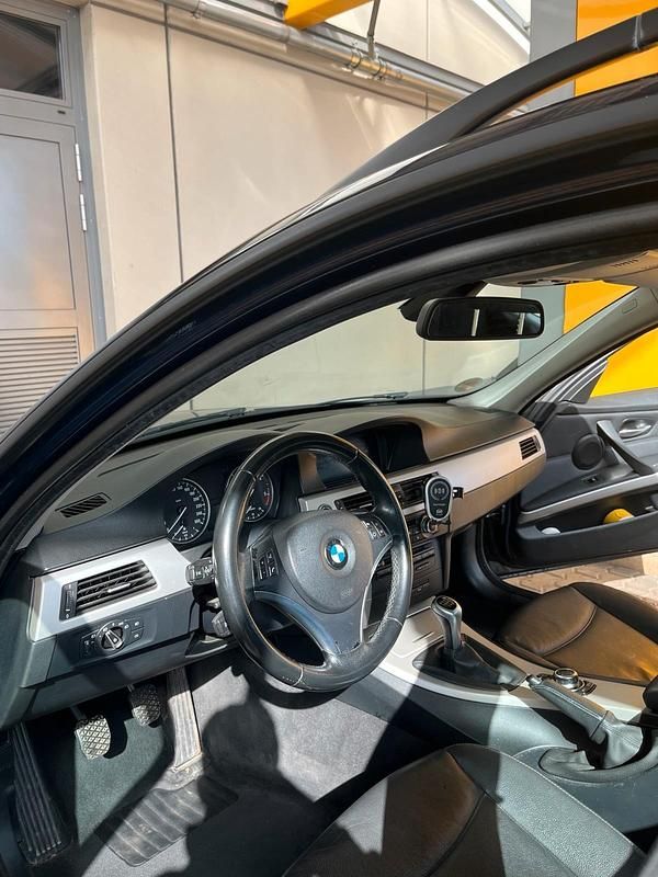 Gebraucht BMW 320 164 PS (120 kW) 2009 Blau Kombi