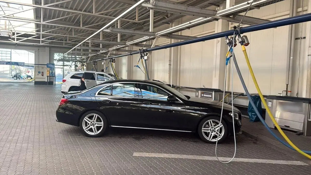 Gebraucht Mercedes E220 194 PS (142 kW) 2019 Schwarz Limousine