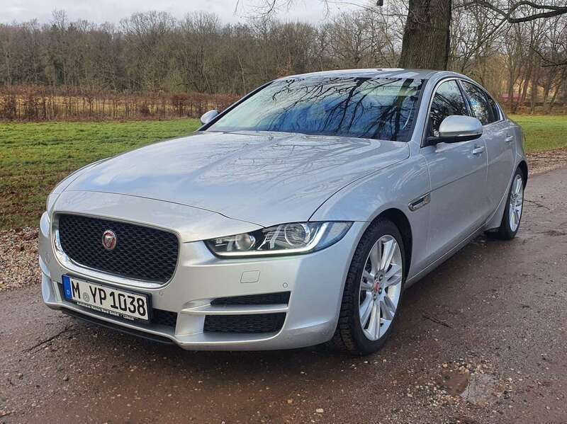 Silber Gebraucht 2016 Jaguar XE Prestige Limousine | 8.900 € (Teuer) - Bild 1/4