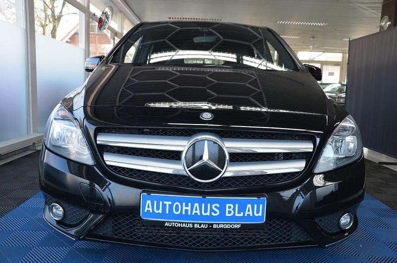 Gebraucht Mercedes B180 122 PS (89 kW) 2012 Schwarz Van / Kleinbus