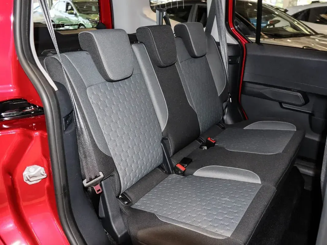 Neu Ford Tourneo Courier Titanium 125 PS (91 kW) 2026 Rot Van / Kleinbus