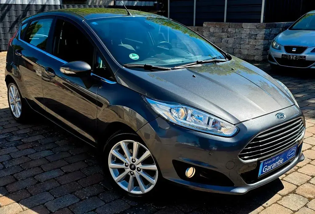 Gebraucht Ford Fiesta Titanium 101 PS (74 kW) 2016 Grau Kleinwagen