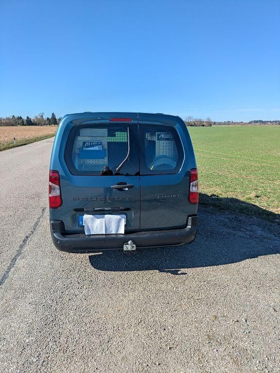 Gebraucht Peugeot Partner 131 PS (96 kW) 2025 Blau Van / Kleinbus
