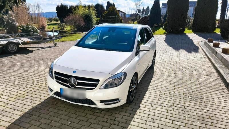 Weiß Gebraucht 2011 Mercedes B200 Exclusive Van / Kleinbus | 9.990 € (Etwas zu teuer) - Bild 1/4