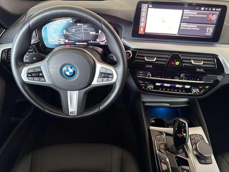Gebraucht BMW 530e 292 PS (214 kW) 2022 Sophistograu brillanteffekt me Limousine