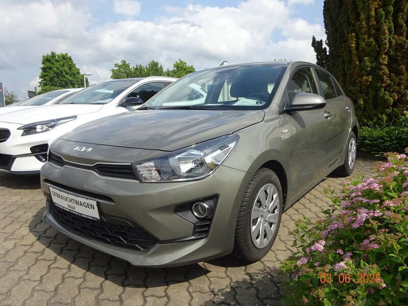 Grün Gebraucht 2023 Kia Rio Edition 7 Limousine | 14.990 € (Fairer Preis) - Bild 1/4
