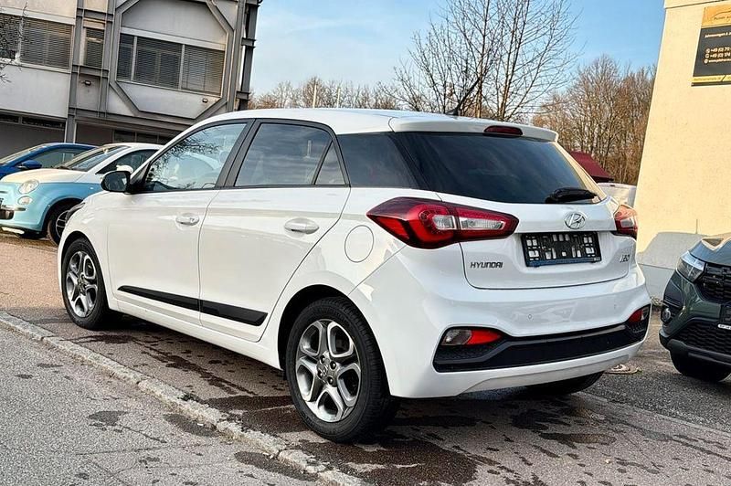 Gebraucht Hyundai i20 101 PS (74 kW) 2019 Weiß Kleinwagen