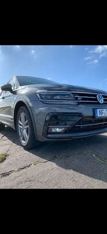 Grau Gebraucht 2017 VW Tiguan Highline SUV | 28.400 € (Fairer Preis) - Bild 1/4
