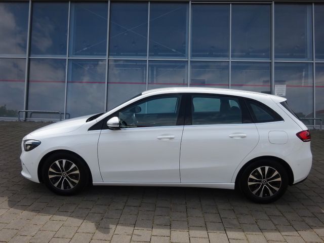 Weiß Gebraucht 2020 Mercedes B180 Style Van / Kleinbus | 23.250 € (Fairer Preis) - Bild 1/4
