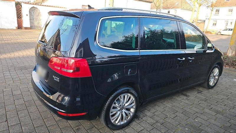 Second-hand VW Sharan 140 CP (102 kW) 2012 Negru Monovolum