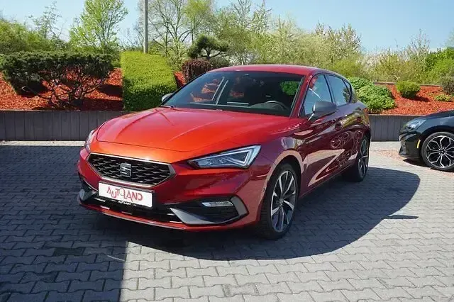 Używany Seat Leon FR 204 KM (150 kW) 2020 Czerwony Sedan/Limuzyna