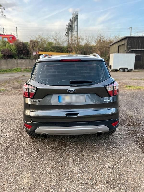 Gebraucht Ford Kuga Sport 150 PS (110 kW) 2017 Grau SUV