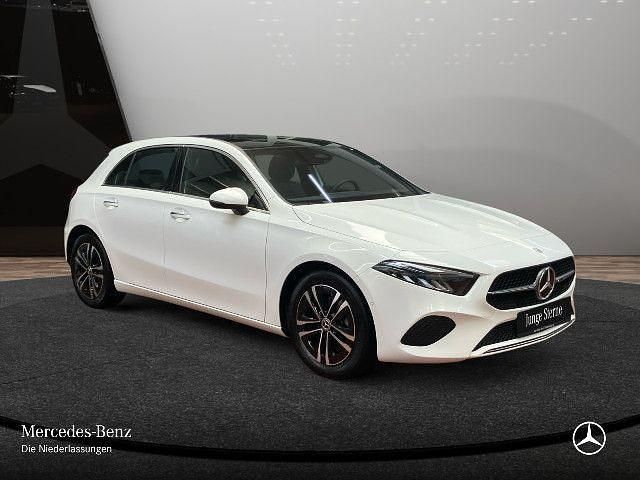 Weiß Gebraucht 2024 Mercedes A200 Advanced Plus Limousine | 30.890 € (Guter Preis) - Bild 1/4