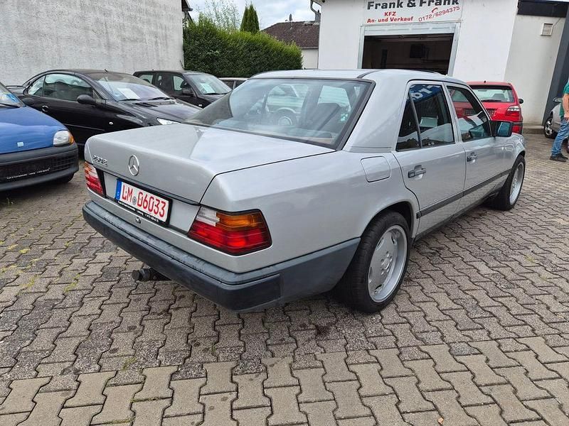 Gebraucht Mercedes E260 160 PS (117 kW) 1989 Silber Limousine