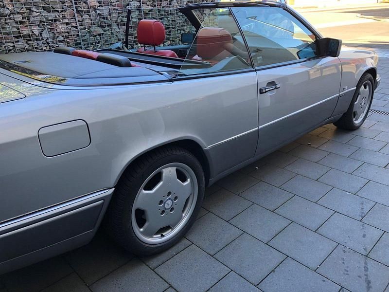 Gebraucht Mercedes E220 Edition 150 PS (110 kW) 1997 Silber Cabrio