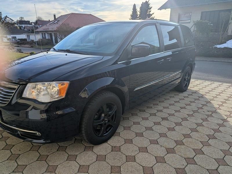 Blau Gebraucht 2013 Chrysler Town & Country Van / Kleinbus | 9.950 € (Fairer Preis) - Bild 1/4