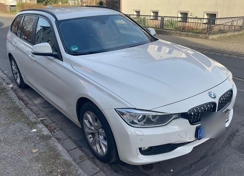 Weiß Gebraucht 2013 BMW 320 Comfort Edition Kombi | 6.700 € (Guter Preis) - Bild 1/4