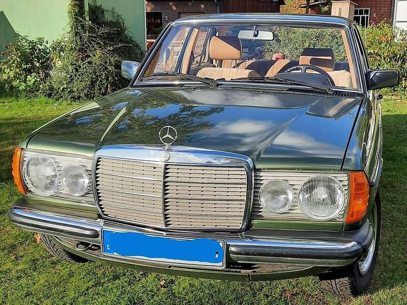 Grün Gebraucht 1982 Mercedes E230 Limousine | 9.900 € - Bild 1/4