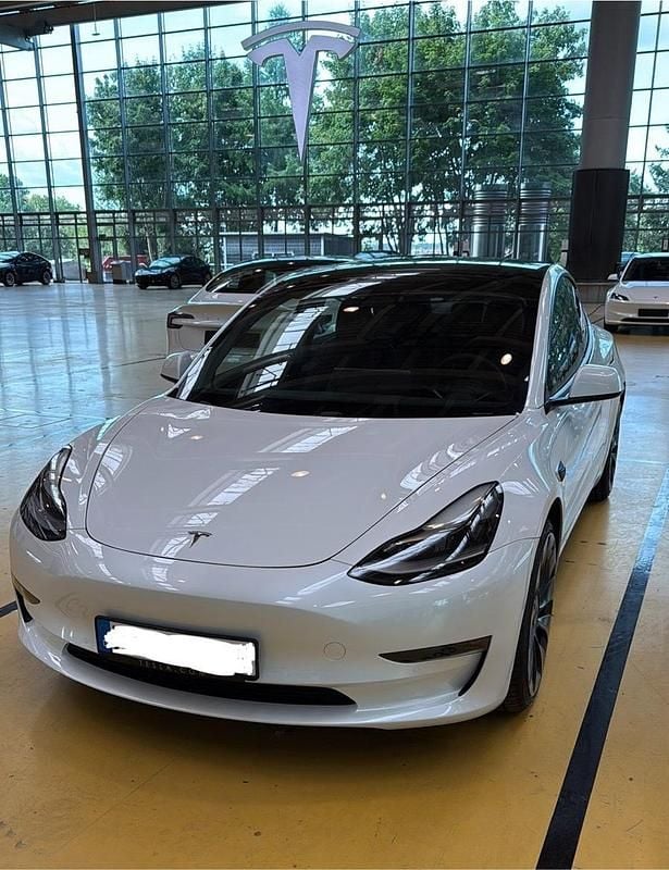 Weiß Gebraucht 2021 Tesla Model 3 Performance Limousine | 27.999 € (Etwas zu teuer) - Bild 1/4