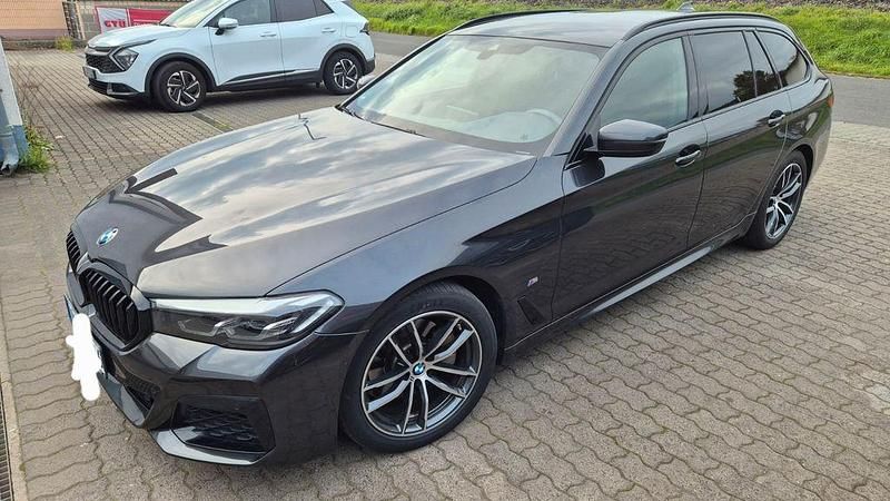 Grau Gebraucht 2021 BMW 520 Sport Line Kombi | 35.800 € (Fairer Preis) - Bild 1/3