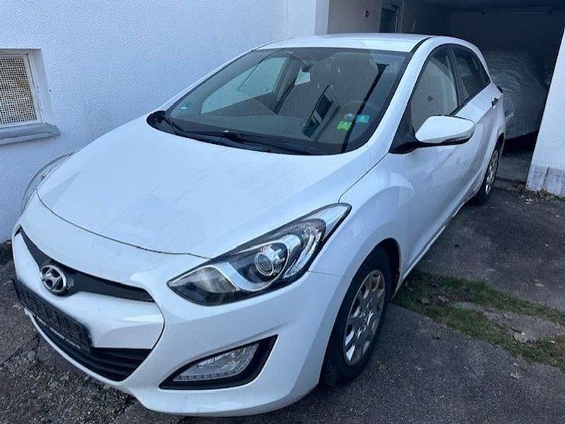 Gebraucht Hyundai i30 Classic 99 PS (72 kW) 2014 Creamy white / sol Kleinwagen