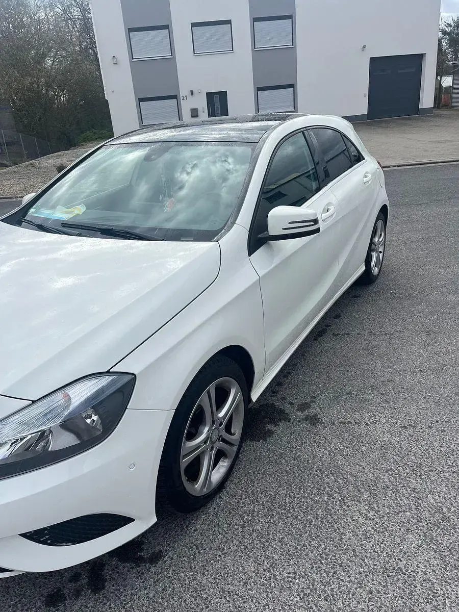 Gebraucht Mercedes A180 Urban 122 PS (89 kW) 2013 Weiß Limousine