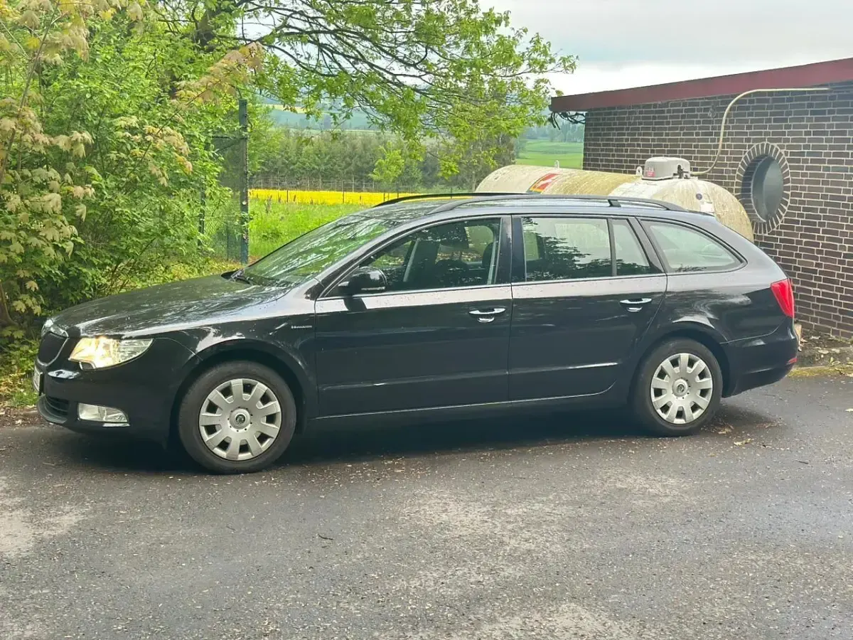 Używany Skoda Superb 125 KM (91 kW) 2013 Czarny Kombi
