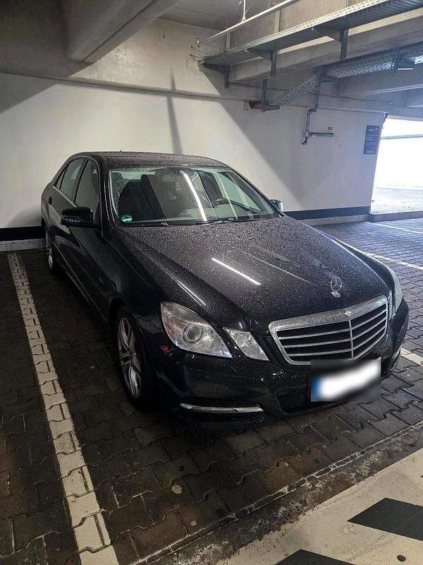 Gebraucht Mercedes E220 170 PS (125 kW) 2011 Schwarz Limousine