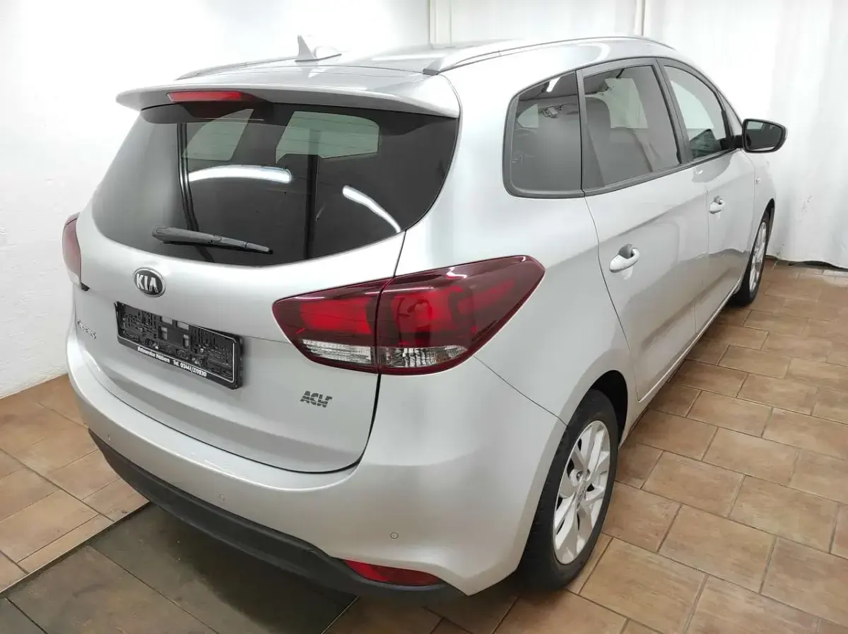 Używany Kia Carens 166 KM (122 kW) 2018 Srebrny Minivan