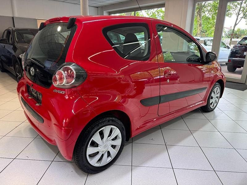 Rot Gebraucht 2013 Toyota Aygo Cool Kleinwagen | 6.590 € (Fairer Preis) - Bild 1/4
