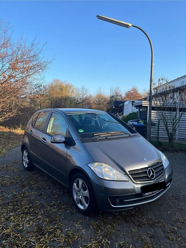 Grau Gebraucht 2010 Mercedes A180 Kleinwagen | 3.000 € (Fairer Preis) - Bild 1/4