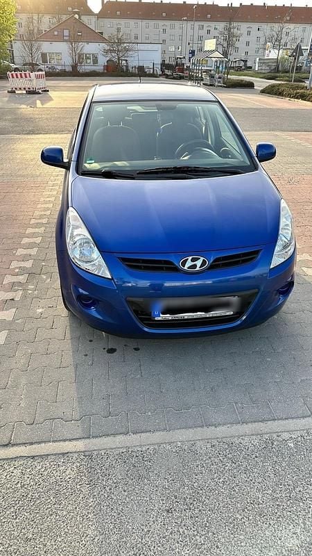 Gebraucht Hyundai i20 77 PS (56 kW) 2012 Blau Kleinwagen