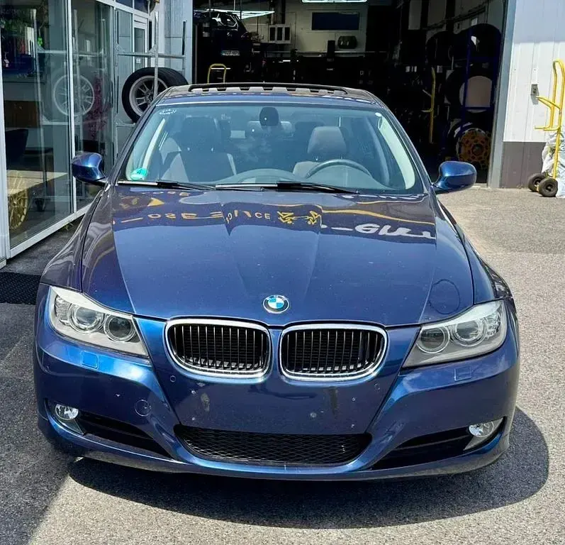 Gebraucht BMW 320 Basis 184 PS (135 kW) 2010 Blau Limousine