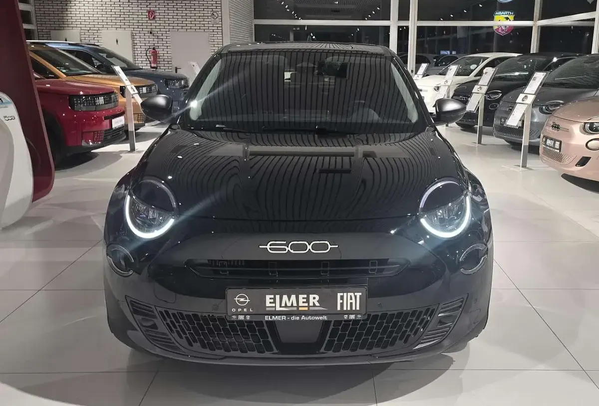 Neu Fiat 600 101 PS (74 kW) 2025 Schwarz SUV