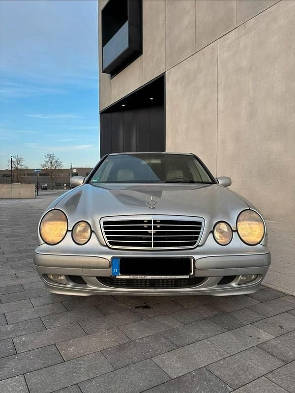 Gebraucht Mercedes E220 143 PS (105 kW) 1999 Silber Limousine