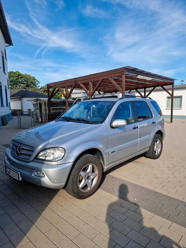 Silber Gebraucht 2004 Mercedes ML270 SUV | 6.250 € - Bild 1/4