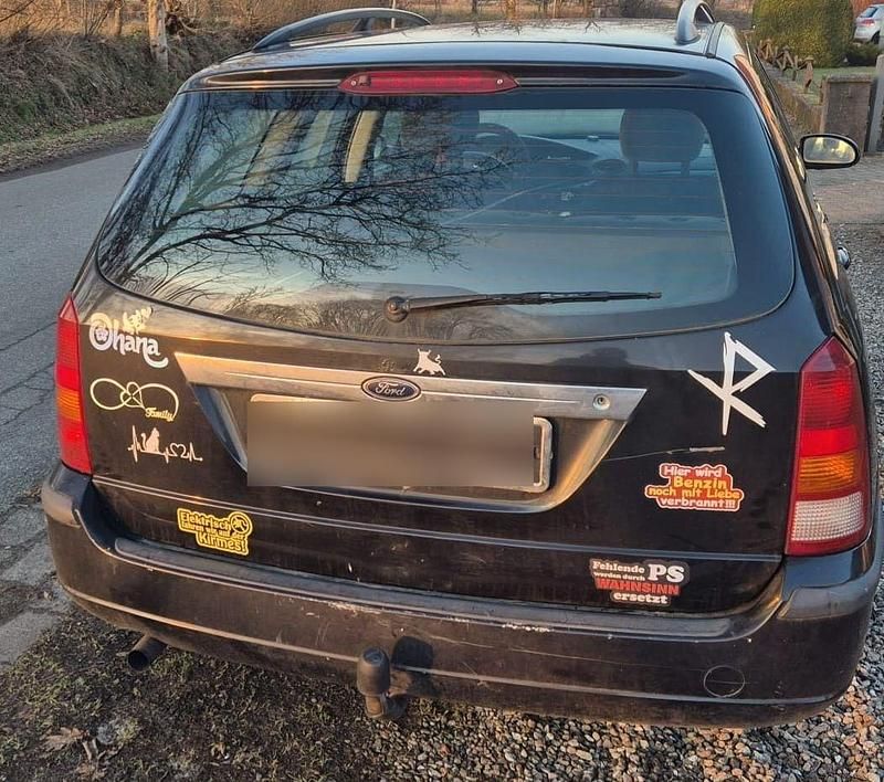 Schwarz Gebraucht 2003 Ford Focus Ghia Kombi | 1.000 € - Bild 1/4