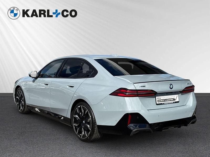 Gebraucht BMW 550e Sport Line 489 PS (359 kW) 2025 Grau Limousine