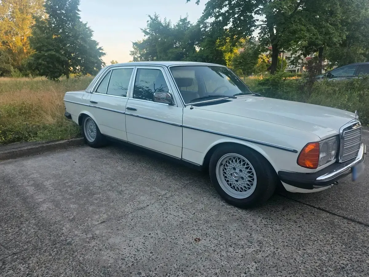 Gebraucht Mercedes 200 60 PS (44 kW) 1979 Weiß Limousine