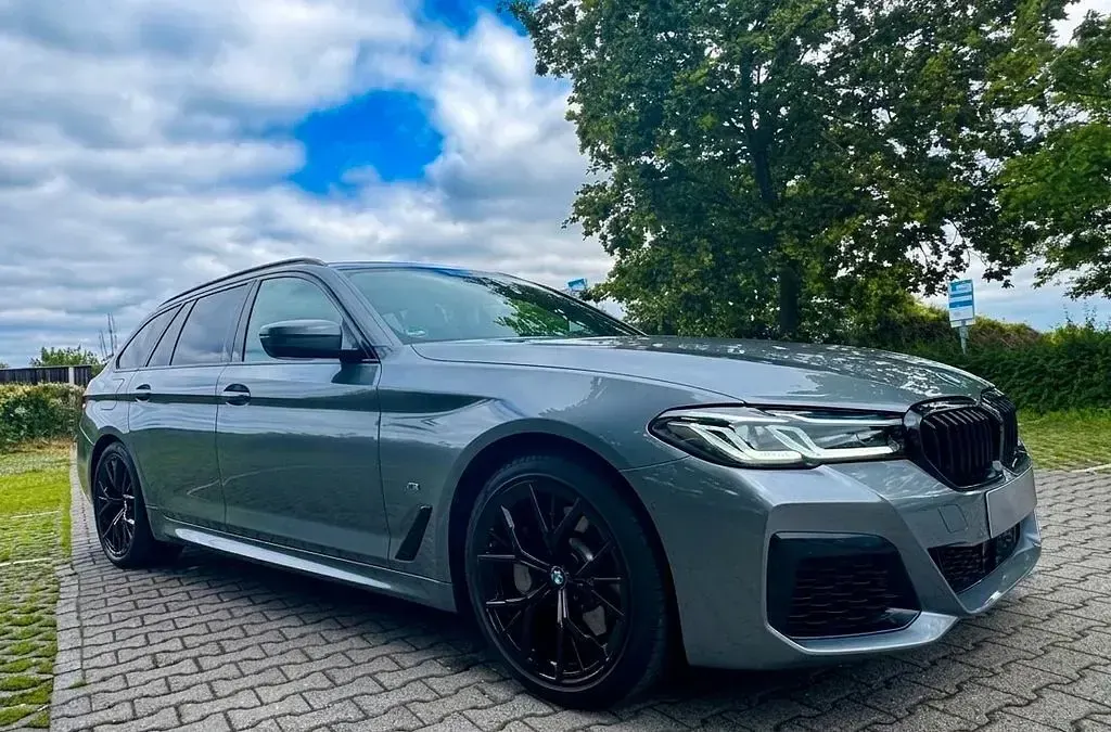 Gebraucht BMW 530 M Sport 245 PS (180 kW) 2023 Grau Kombi