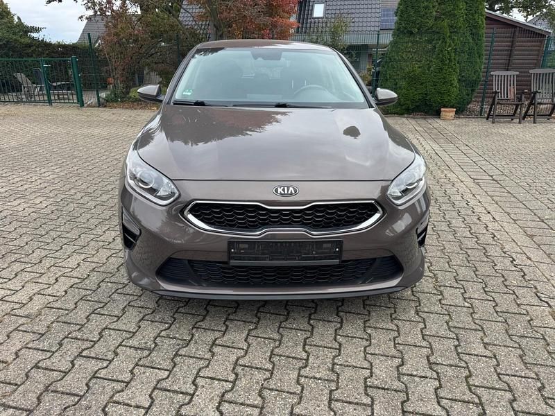 Braun Gebraucht 2021 Kia Ceed Vision Kleinwagen | 12.999 € (Superpreis) - Bild 1/4