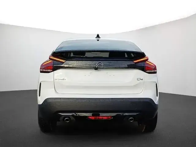 Używany Citroën C4 Feel 131 KM (96 kW) 2023 Biały Sedan/Limuzyna