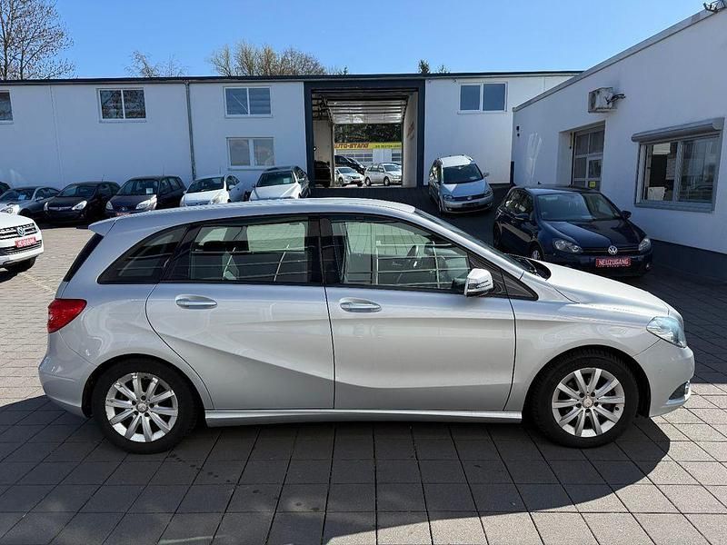 Gebraucht Mercedes B180 122 PS (89 kW) 2012 Silber Van / Kleinbus