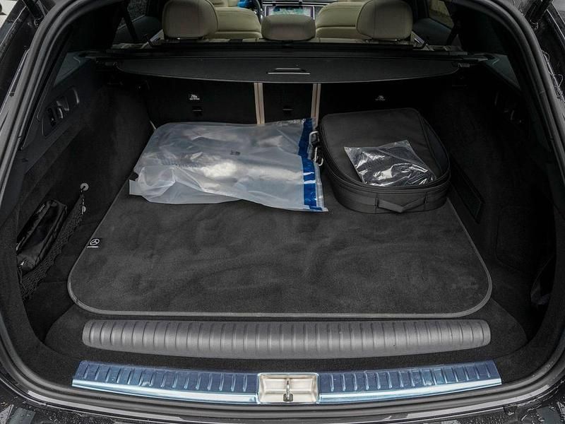 Gebraucht Mercedes E300 AMG line 313 PS (230 kW) 2024 Grafitgrau Kombi