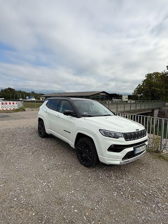 Weiß Gebraucht 2022 Jeep Compass SUV | 25.950 € (Fairer Preis) - Bild 1/4