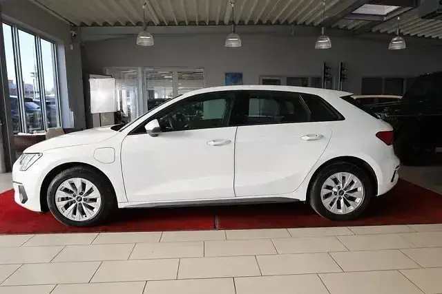 Gebraucht Audi A3 Sportback e-tron Advanced 150 PS (110 kW) 2023 Weiß Kleinwagen