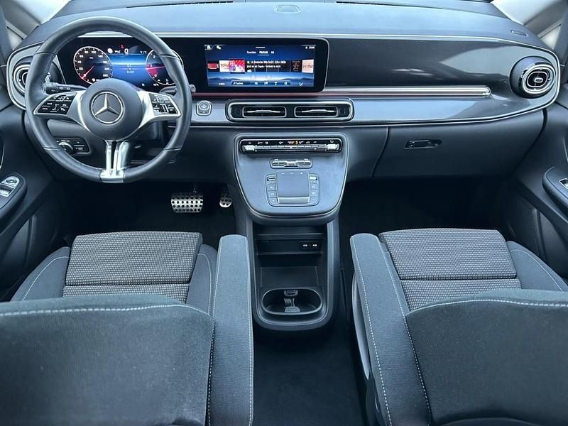 Gebraucht Mercedes V220 Style 163 PS (119 kW) 2025 Hyazinthrot metallic Van / Kleinbus